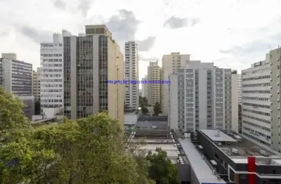 Apartamento 240m², 04 dormitórios (sendo 01 suíte), 03 banheiros e 01 vaga na garagem.  Condomínio com portaria, segurança, playground e jardim.