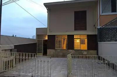 Casa 170m², 03 dormitórios, 02 banheiros e 03 vagas de garagem.   excelente  localização, á 9 minutos andando para a estação do metrô vila madalena