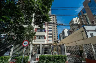 Apartamento 45m², 01 dormitório, 02 banheiros e 01 vaga na garagem.   condomínio com portaria e segurança.   excelente localização