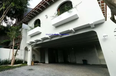 Casa comercial com 600 m², 18 cômodos, 6 banheiros e 6 vagas. anteriormente utilizada como loja.   bairro conhecido por sua infraestrutura moderna,