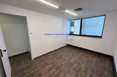 Conjunto comercial 42m², 03 salas, 01 espaço para copa, 02 banheiros e 02 vagas na garagem.  condomínio com recepção e segurança.   excelente