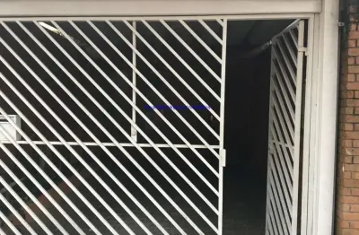 Casa 140m², 02 dormitórios, 02 banheiros e 01 vaga na garagem.  excelente localização á 10 minutos andando par aa estação do metrô eucaliptos;