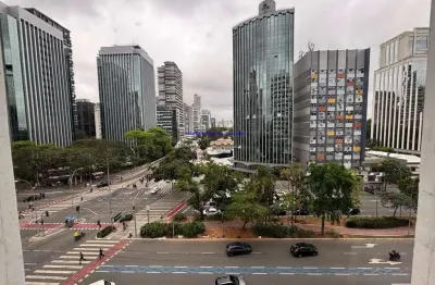 Conjunto comercial 66m², 01 sala em vão livre ampla e 02 banheiros.   condomínio com segurança e portaria 24 horas.  excelente localização