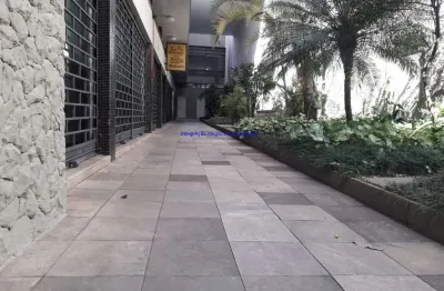 A loja fica localizada em um condomínio fechado e misto (com lojas no térreo e apartamentos no prédio), monitoramento via câmeras 24h,