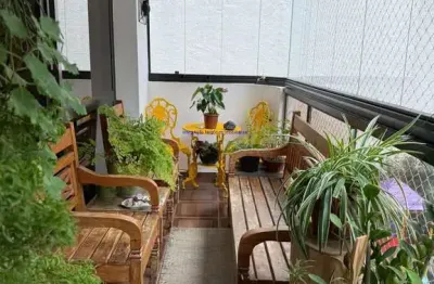 Apartamento 210m²,  04 dormitórios (sendo 02 suítes), 05 banheiros e 03 vagas de garagem.  condomínio com portaria, segurança, academia, piscina