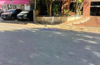 Loja  1.334m² e 02 banheiros.  excelente localização á 4 minutos andando para a estação do metrô borba gato; entre as ruas américo do brasiliense