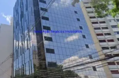 Condomínio com portaria e segurança.  Excelente localização á 5 minutos andando para a estação do metrô São Joaquim;