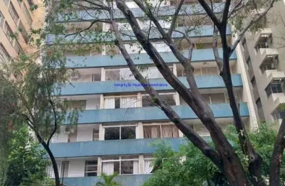 Condomínio com portaria, jardim, e área aberta para sol e passeio com pet.  excelente localização á 9 minutos andando para a estação do metrô