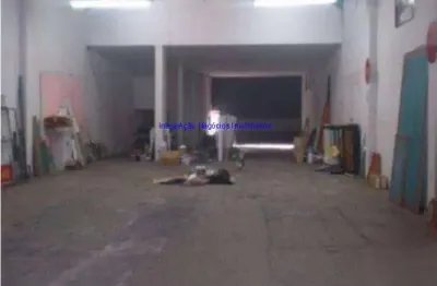 Golpão 650m², 02 andares, 1º andar: vão livre vestuário com dois banheiros, cozinha com refeitório pequeno, 2º andar: sala comercial com 02 banheiros
