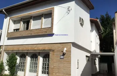 Sobrado 350m² de área construída, 500m² totais, 04 dormitórios sendo 02 suítes,  vaga para 05 carros, dependência de empregada eterna, área de lazer