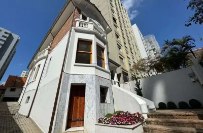 Casa comercial 500m², 16 salas, 04 banheiros e 25 vagas de garagem.  excelente localização entre as ruas peixoto gomide, barata ribeiro