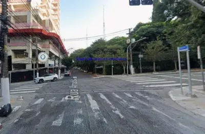 Loja 425m² e 02 banheiros.  excelente localização, á 5 minutos andando para a estação do metrô clínicas; entre as ruas cardeal arcoverde, silvio sacra