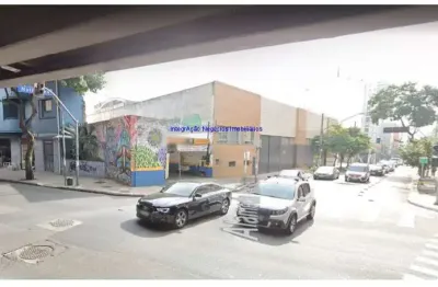 Estacionamento comercial com excelente infraestrutura e localização privilegiada. com , 01 escritório, 02 banheiros e 01 dormitório nos fundos.