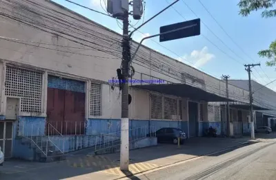 Galpão 2950m², 08 banheiros e 15 vagas de garagem.  Excelente localização entre as Avenidas Engenheiro Roberto Zuccolo, Cardeal Santiago Luís Capello