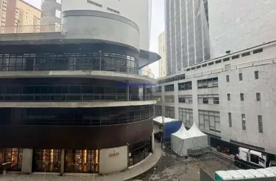 Conjunto comercial 160m² e 02 banheiros.   condomínio com funcionamento do prédio é das 7 as 22 hs.