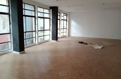Conjunto comercial 100m² e 02 banheiros.  condomínio com portaria e recepção.  excelente localização á 9 minutos andando para a estação do metrô