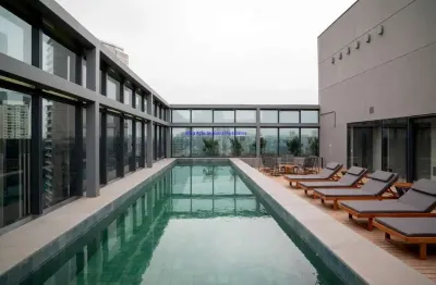 Condomínio com portaria, segurança, piscina, salão de festas e academia.  Excelente localização, á 4 minutos andando para a estação do metrô