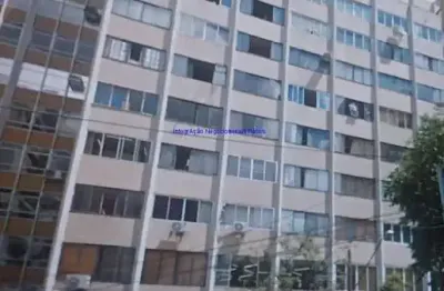 Condomínio com Segurança, Elevadores e Portaria.  Excelente localização, á 5 minutos andando para a Estação do Metrô República;