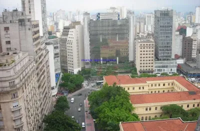 Apartamento Cobertura 200m², 03 dormitórios (sendo 01 suíte), e 02 banheiros.  Condomínio com Segurança, Portaria, Salão de festas e Churrasqueira.