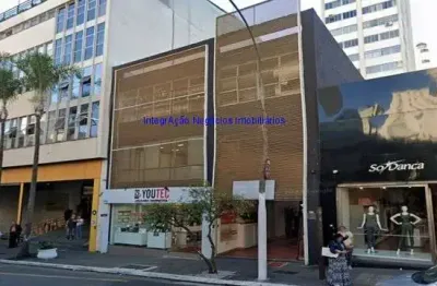 Condomínio com recepção e segurança.  Excelente localização á 9 minutos andando para a estação do metrô Oscar Freire; Entre as Ruas Oscar Freire,