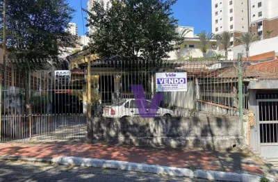 Casa com amplo terreno - oportunidade para construção