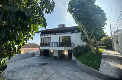 Bela casa com vista panorâmica de florianópolis no morro da cruz