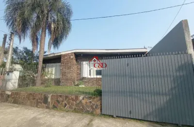 Casa à venda com 4 dormitórios, vaga de garagem para 3 veículos, churrasqueira e pátio com árvores frutíferas.