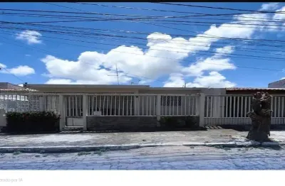Casa com 4 quartos à venda na Avenida Senador Salgado Filho, 4, Candelária, Natal, 146 m2 por R$ 370.000
