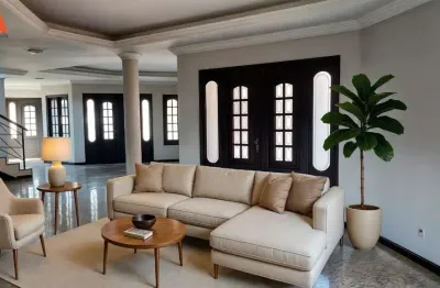 Casa de 2 pavimentos em condomínio fechado! área de 510m². 02 vagas de garagem.