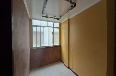 Sala comercial no ed. nassar, medindo 34m², no centro comercial da cidade.