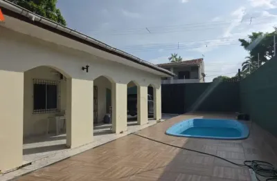 Casa porteira fechada na praia do ariramba em mosqueiro! área privativa de 230m². área total de 468m². 5 vagas de garagem.