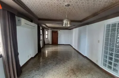 Cobertura triplex no bairro de batista campos com vista pra baía! área privativa de 430m². 2 vagas de garagem.