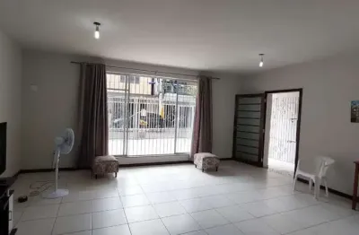 Ótima casa de 2 pavimentos com 4 quartos sendo 1 suíte no bairro de são brás. área privativa de 199.65m². 03 vagas de garagem. nascente.