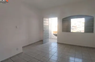 Casa com ponto comercial na avenida dalva. área privativa de 160m². medindo 3,80m² de frente por 18m² de fundos.