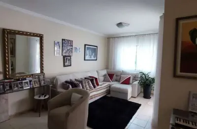 Casa de 2 pavimentos com 4 quartos sendo 1 suíte em condomínio fechado!  Área privativa de 360m². 02 vagas de garagem. Nascente