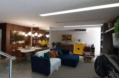 Casa de 2 pavimentos com 4  suítes em condomínio fechado!  Área privativa de 400m². 02 vagas de garagem.