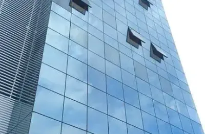 Sala comercial com banheiro privativo! Área privativa de 86m². O1 vaga de garagem rotativa.