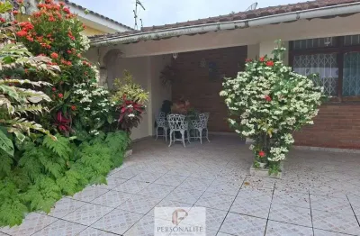 Casa térrea ampla, com jardim, 4 dorm 2 banheiros e espaço gourmet