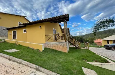 Casa em condominio: dois dormitórios, sendo uma suíte, nascente total, mobiliada, localizada no cen