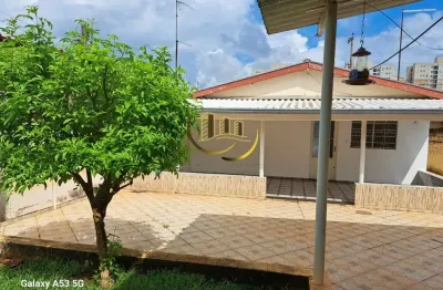 Imperdível oportunidade de adquirir casa com 2 quartos e 3 vagas de garagem no jardim nossa senhora do carmo - americana-sp!