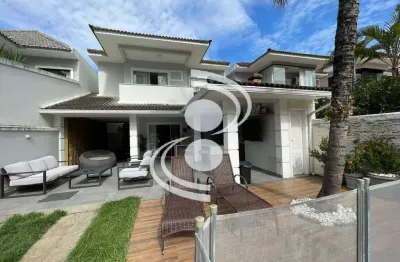 Exclusiva residência duplex em condomínio fechado com segurança 24h e lazer