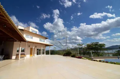 Adjetivos de imóvel: Lindo, paradisíaco, glamouroso, emocionante, seguro, privativo, etc... Casa em condomínio de alto padrão pé na água. 4 suítes.