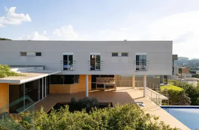 Localização Privilegiada à Beira da Represa. Design Arquitetônico de Alto Padrão. Ambientes Espaçosos e Elegantes. Janelas Panorâmicas para Desfrutar