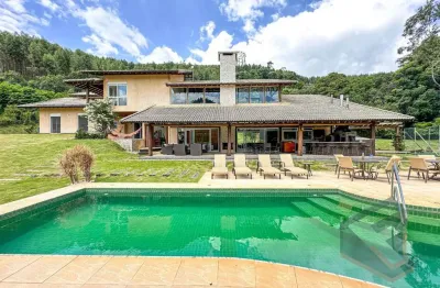 Viva o Luxo, o seu refúgio á beira da represa esta esperando você. Casa exclusiva, vista deslumbrante e terreno de 3800 mts²