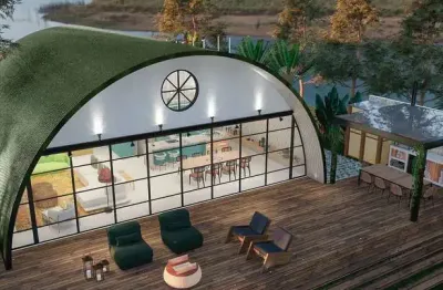 Design exclusivo em conceito hangar, com vista panorâmica para represa e montanha