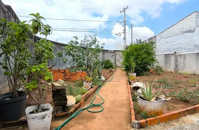 Casa térrea em terreno inteiro, quintal com espaço para construção de mais um imóvel  .