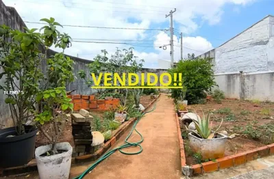 Casa térrea em terreno inteiro, quintal com espaço para construção de mais um imóvel  .