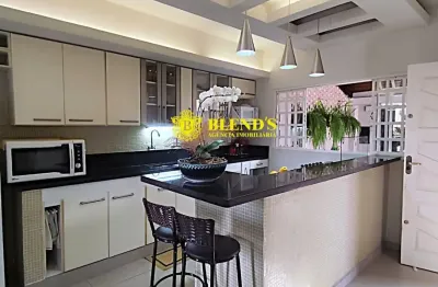 Linda casa parcialmente térrea localizada em um bairro tranquilo e familiar, pertinho do centro