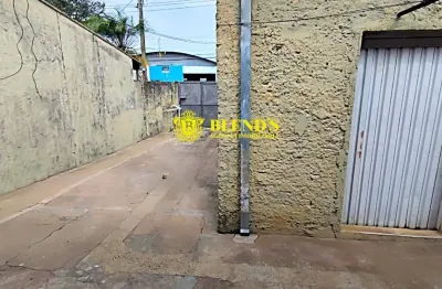 Casa  com entrada independente e barracão com renda de aluguel  .