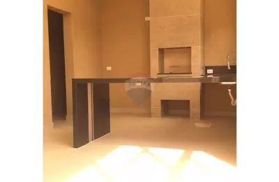 Casa Nova de Alto Padrão com 354m², Piscina e Fundo para Mata no Pq. das Rosas